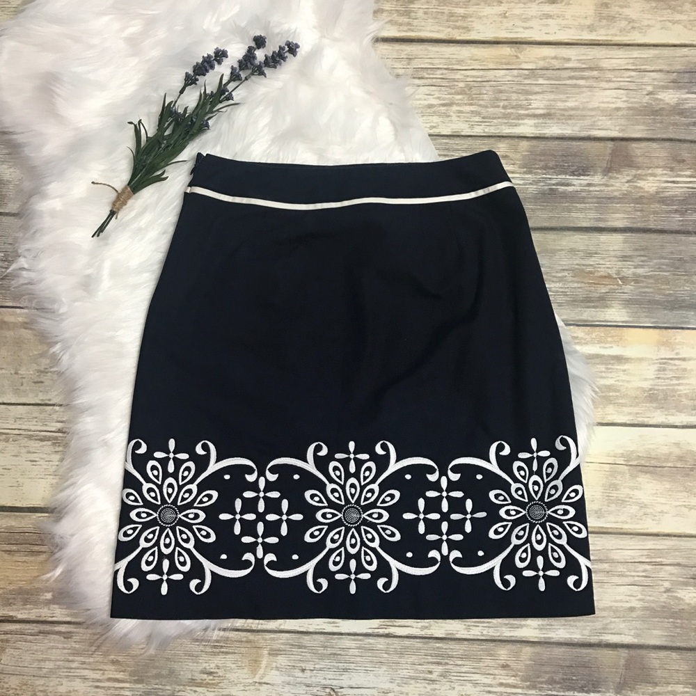 NWOT Ann Taylor Embroidered Navy Skirt Sz 0